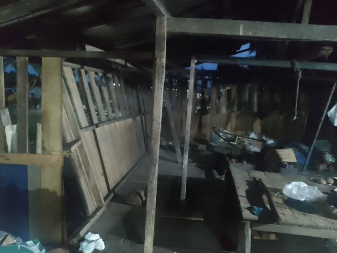 Interior de una casa de madera dañada