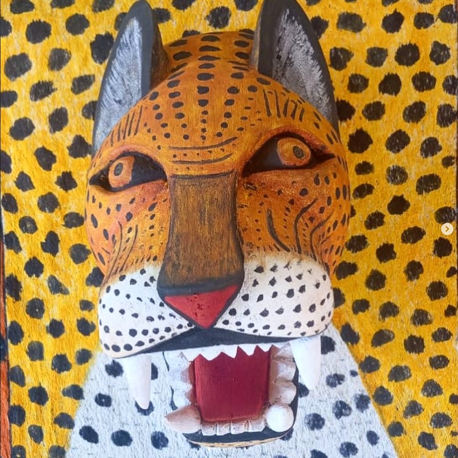 Máscara de jaguar tallada y pintada a mano